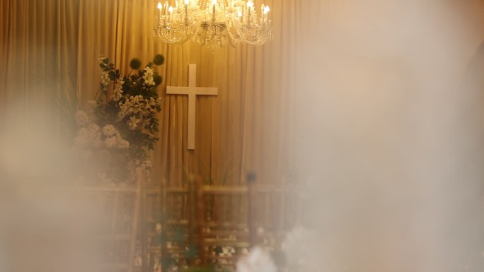 婚礼大厅结婚玻璃瓶白色大丽花静物十字架