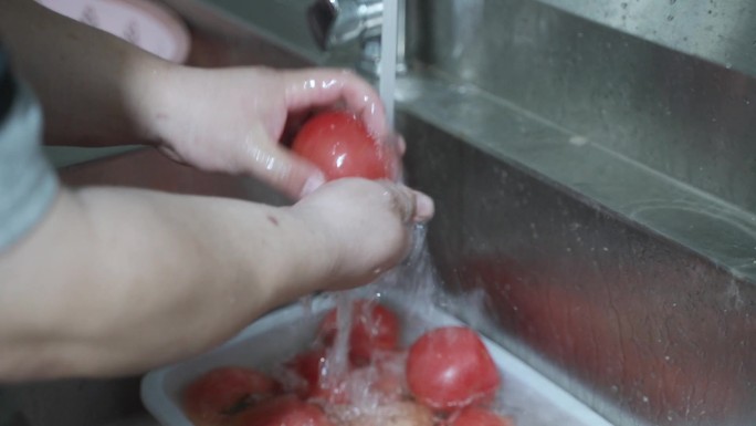 洗西红柿洗番茄