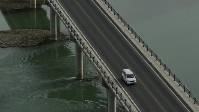 汽车驶过大桥航拍