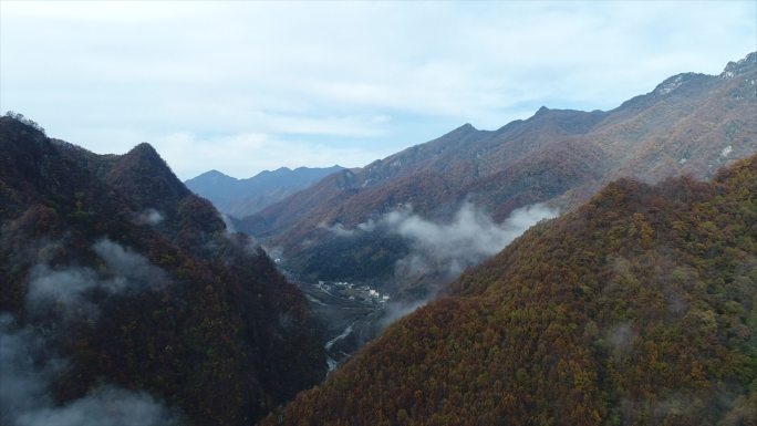 秋天大山航拍云雾山川雾气水汽大自然