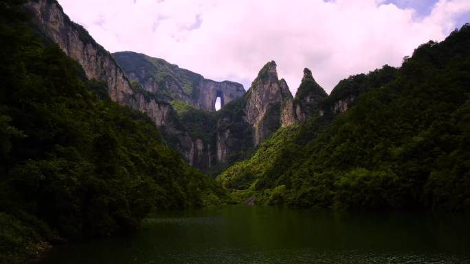 张家界天门山湖光山色蓝天白云湖水延时拍摄