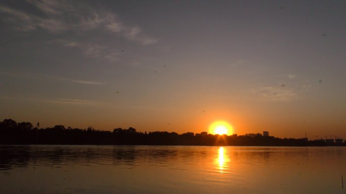 河边日出早晨黎明水天一色水面 朝阳