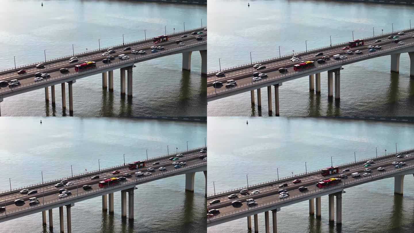 桥上行驶的车辆