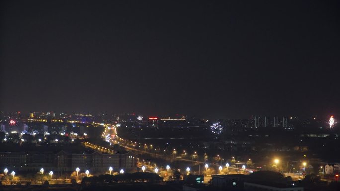 城市夜空中放烟花庆祝新年