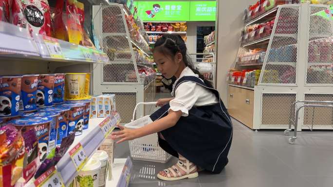 买零食的小女孩