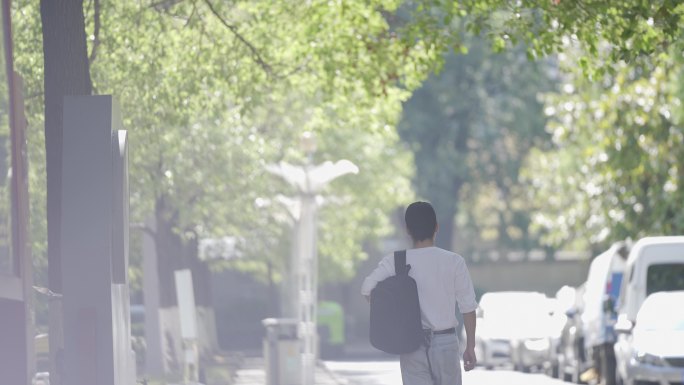 背包男子的背影和脚步