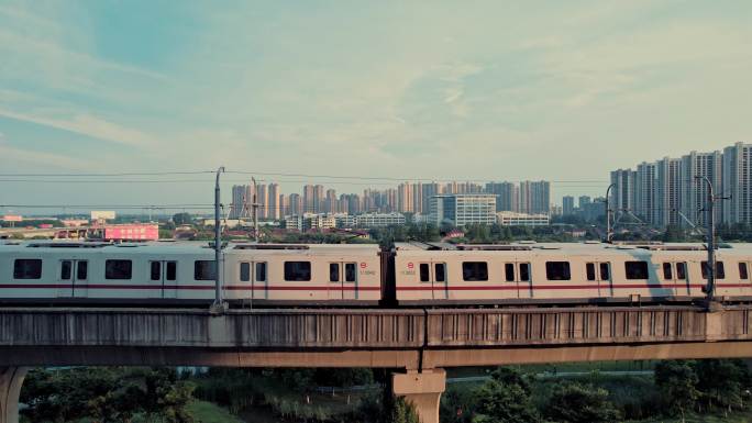 上海地铁11号线会车航拍