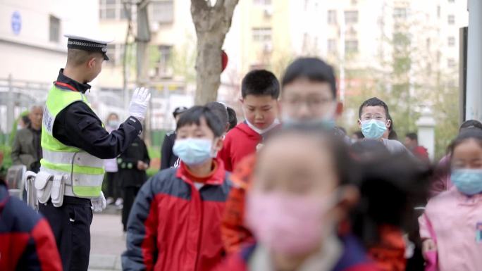 小学生放学交警守护学生过马路