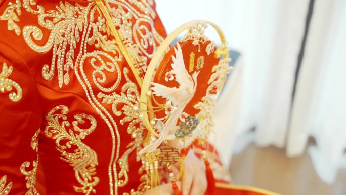 中式新娘子拿起扇子