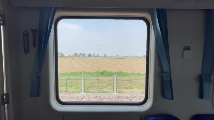 行驶中的火车窗外的村庄庄稼风景1