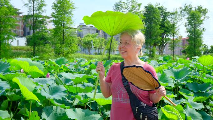 老奶奶夏天池塘边乘凉