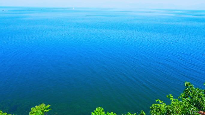 禄充风景区蓝色海湾白色泊船热闹的码头