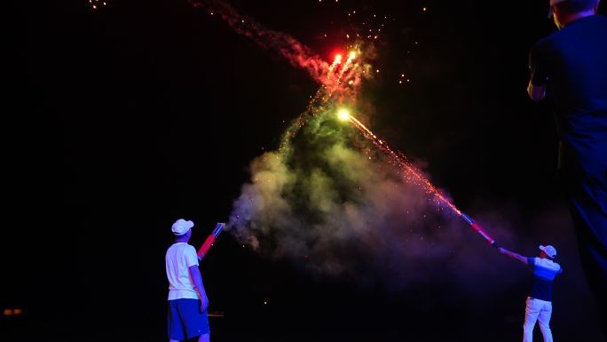 海边沙滩上放烟花庆祝