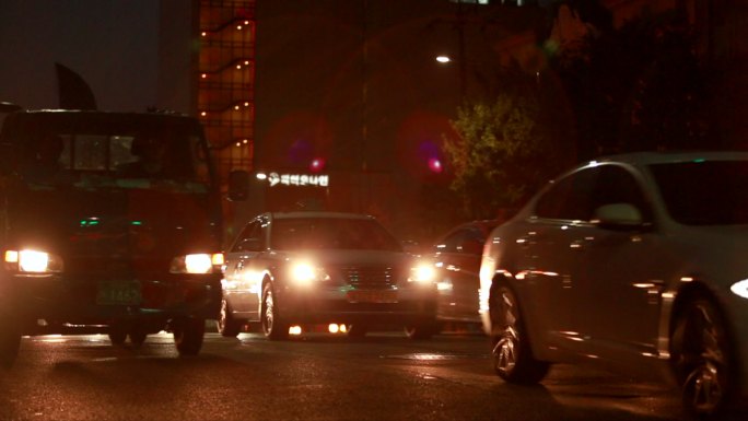 韩国首尔市夜晚街景迎面而来的车流