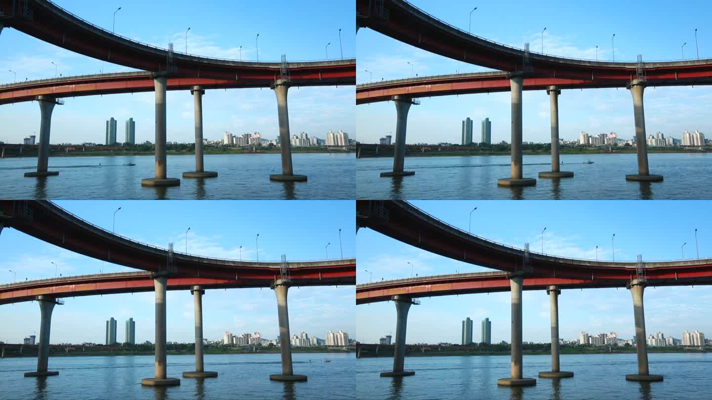 韩国首尔高架桥下海湾摩托艇滑水