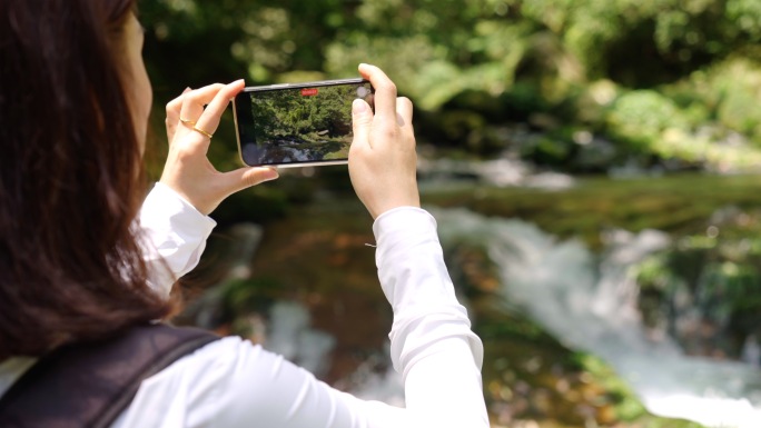 美女用手机拍照 旅行记录风景 手机拍照