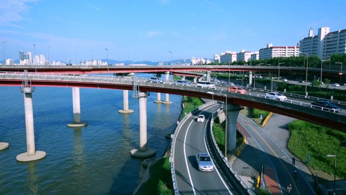韩国首尔海湾高架桥上下车流 加速