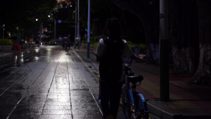 晚上下课后放学女学生骑自行车背影青春时代