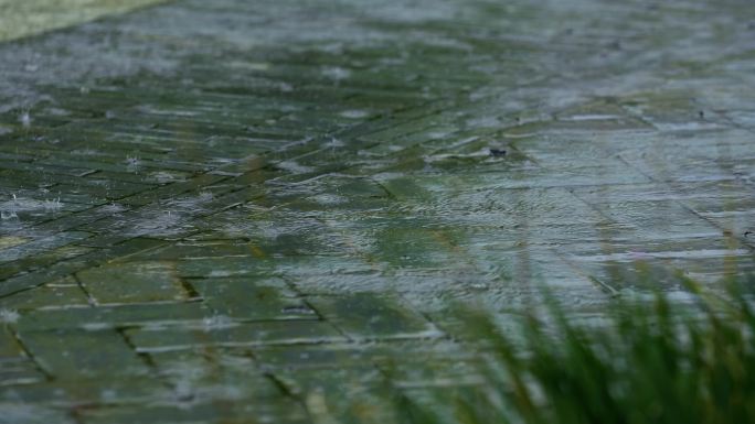 青石板下雨暴雨古村石板路下雨4k视频素材