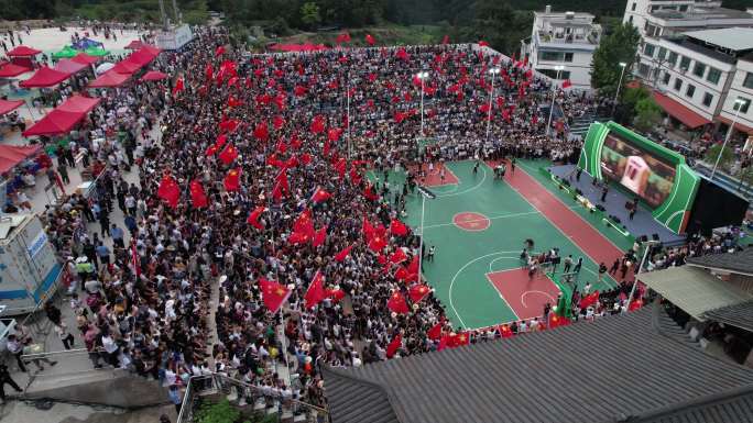 贵州村BA和美乡村篮球赛开幕式红旗招展