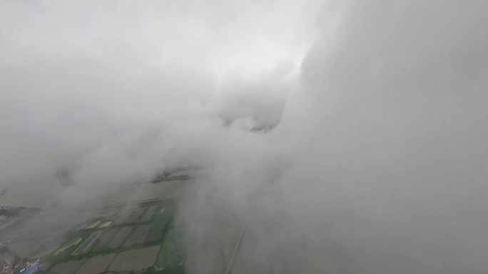 穿越机航拍穿越云层平流雾乡镇北湖公园