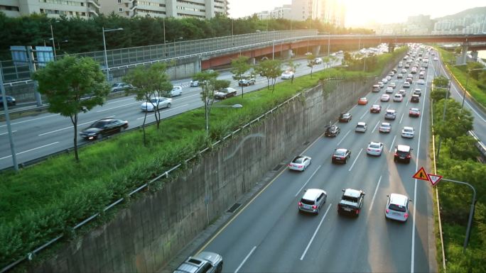 韩国首尔高架桥车流阳光光线