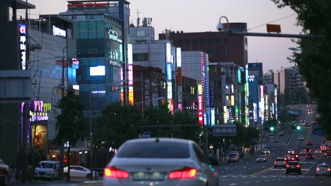 韩国首尔市傍晚街景路口上下坡道车流