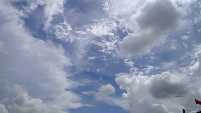 【4K】蔚蓝天空翻滚的白云（白云延时）