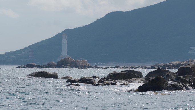 南海观音海浪拍打礁石