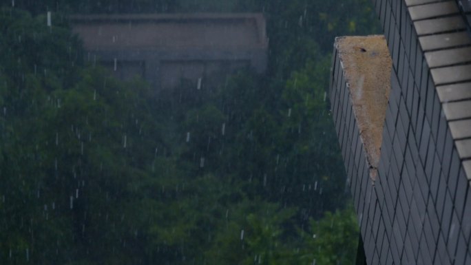 4K雨天房檐下的雨滴连成串