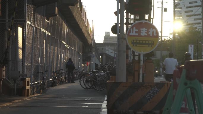 夕阳下日本城市街道