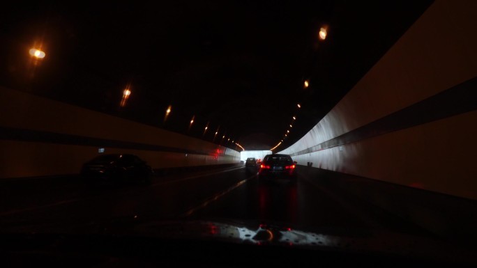 行驶在隧道里的汽车