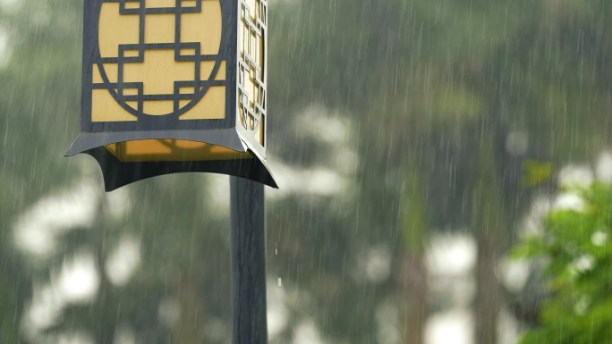 下雨淋湿路灯古村古镇下雨暴雨4k视频素材