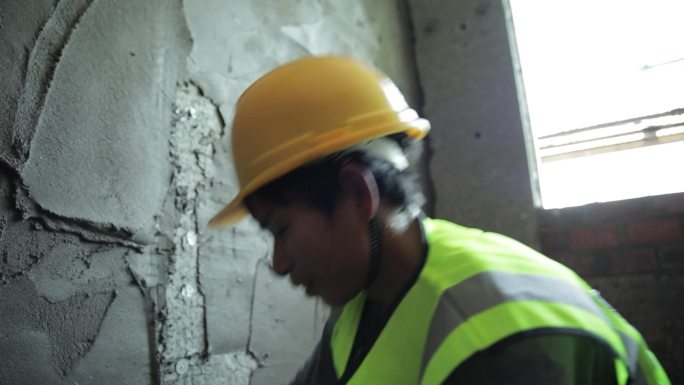 农民工建筑工地工人干活电焊砌墙