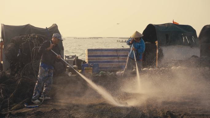 渔民在海上清洗渔网