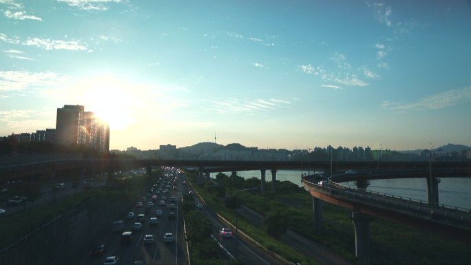 韩国首尔高架桥车流傍晚阳光光线