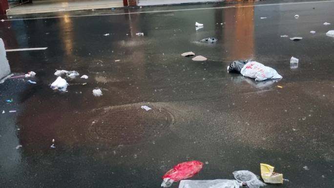 雨中垃圾成堆凌晨的城市雨天街道卫生问题