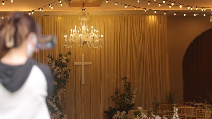 婚礼大厅环境拍照片十字架灯泡吊灯花朵结婚