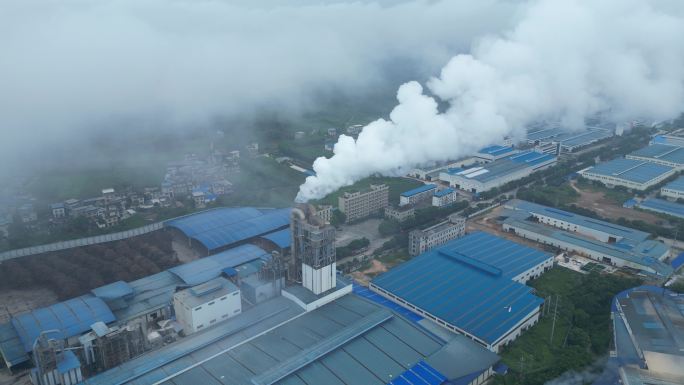 乡镇企业烟囱冒烟废气排放白烟滚滚大气污染