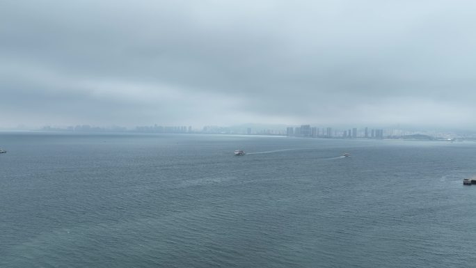 航拍阴天雨云之下的威海湾海面