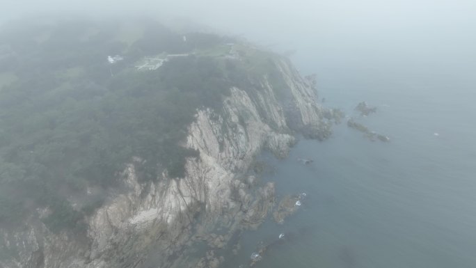航拍俯瞰山东威海刘公岛东泓炮台云雾风光