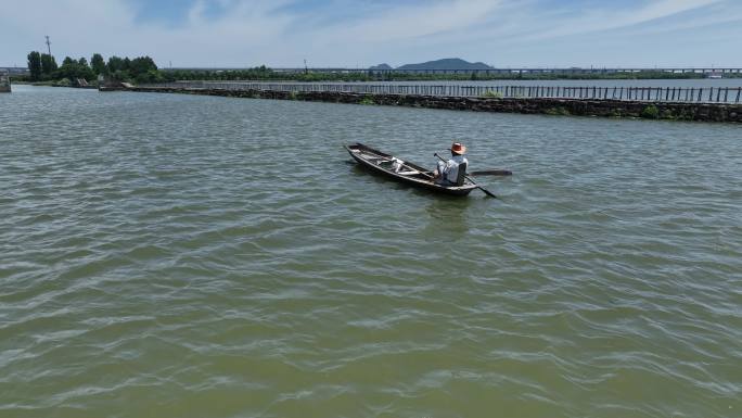 江南水乡浙江绍兴昂桑湖古纤道渔民渔船脚划