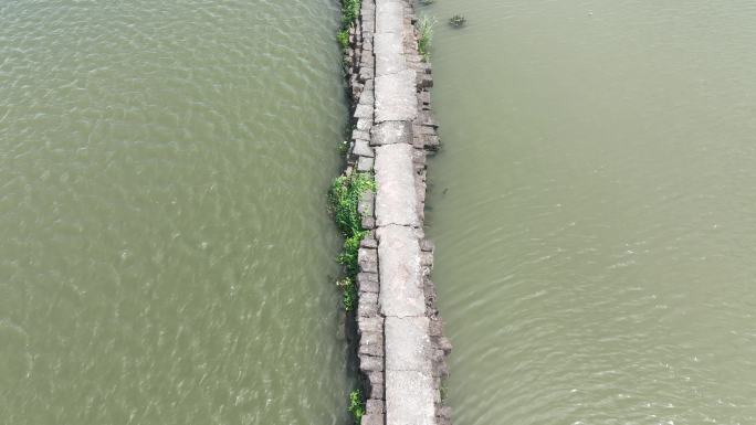 浙江绍兴昂桑湖古纤道石板路航拍水面俯拍