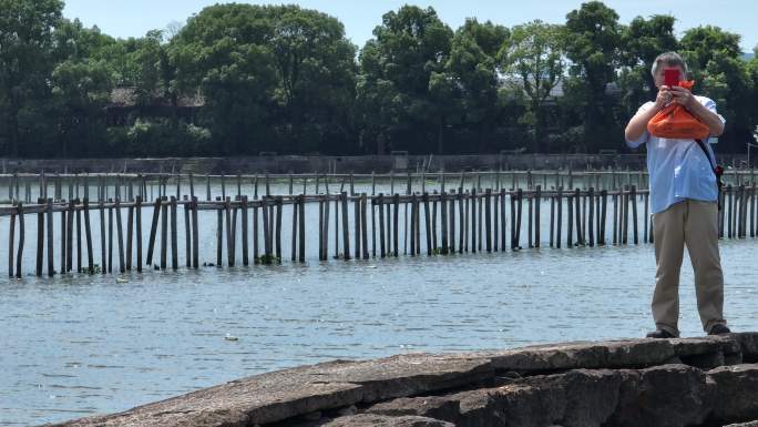 浙江绍兴越城区昂桑湖古纤道白发老人石板路