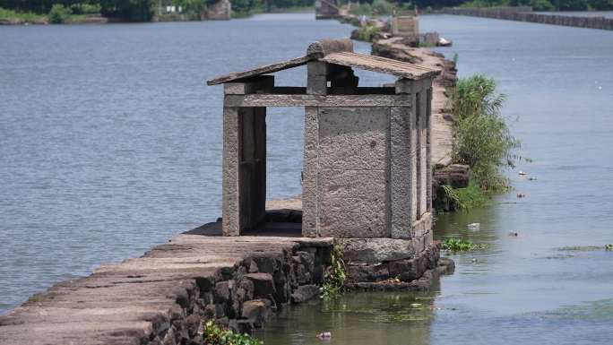 江南浙江绍兴越城区昂桑湖古纤道石板路石亭