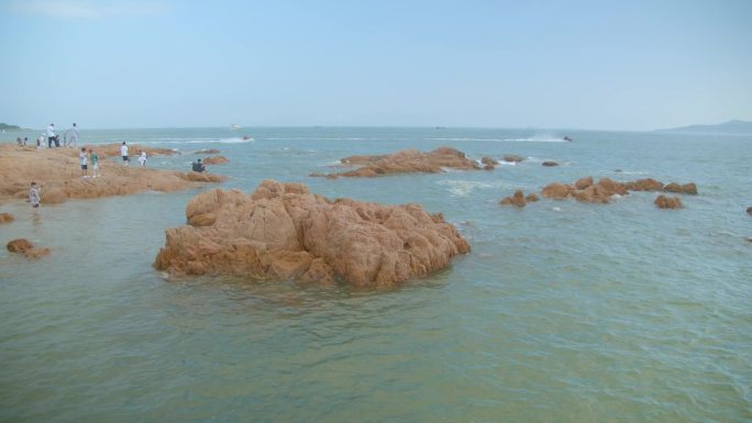 青岛游客看海 海浪礁石