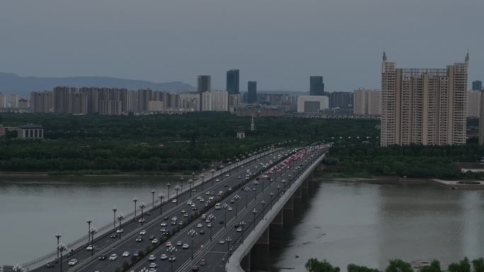 航拍洛阳 | 车水马龙的王城大道早晚高峰