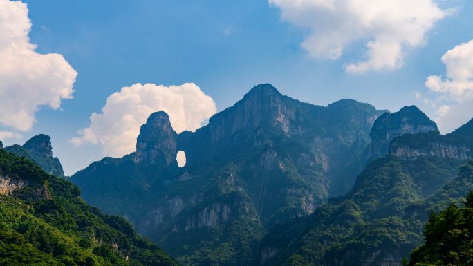 天门山蓝天白云     月亮延时