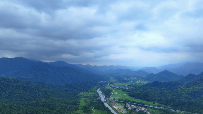 山村田园山区 乌云密布 下雨前兆