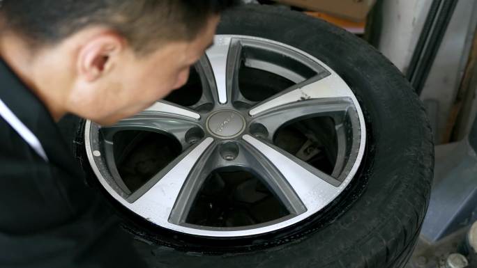汽车更换轮胎的过程